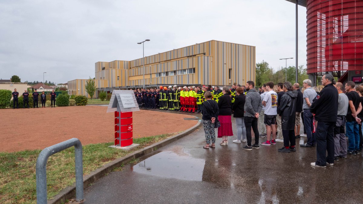 SDMIS69's tweet photo. 🇫🇷Minute de silence a été respectée ce matin pour rendre hommage au sergent Baptiste MASSARDIER, sapeur-pompier professionnel @sdis42 , décédé le 5 septembre dernier dans un accident de la route alors qu'il sortait de sa garde. https://t.co/o4zVTBbgfU