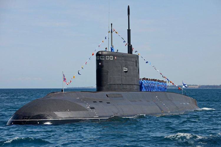 EuromaidanPR's tweet photo. It was such an enemy submarine and ship that now became unusable scrap metal.
Submarine B-237 "Rostov-on-Don", passed tests and entered the fleet in 2014, cost about $300 million. Caliber missile carrier.
The large landing ship "Minsk", launched in 1983. Full brother of "Cesar Kunikov", cousin of "Olyenehorsky Miner".