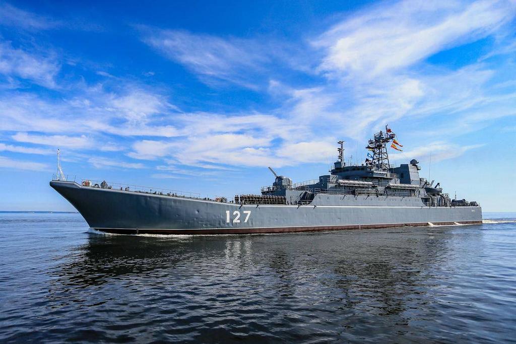EuromaidanPR's tweet photo. It was such an enemy submarine and ship that now became unusable scrap metal.
Submarine B-237 "Rostov-on-Don", passed tests and entered the fleet in 2014, cost about $300 million. Caliber missile carrier.
The large landing ship "Minsk", launched in 1983. Full brother of "Cesar Kunikov", cousin of "Olyenehorsky Miner".