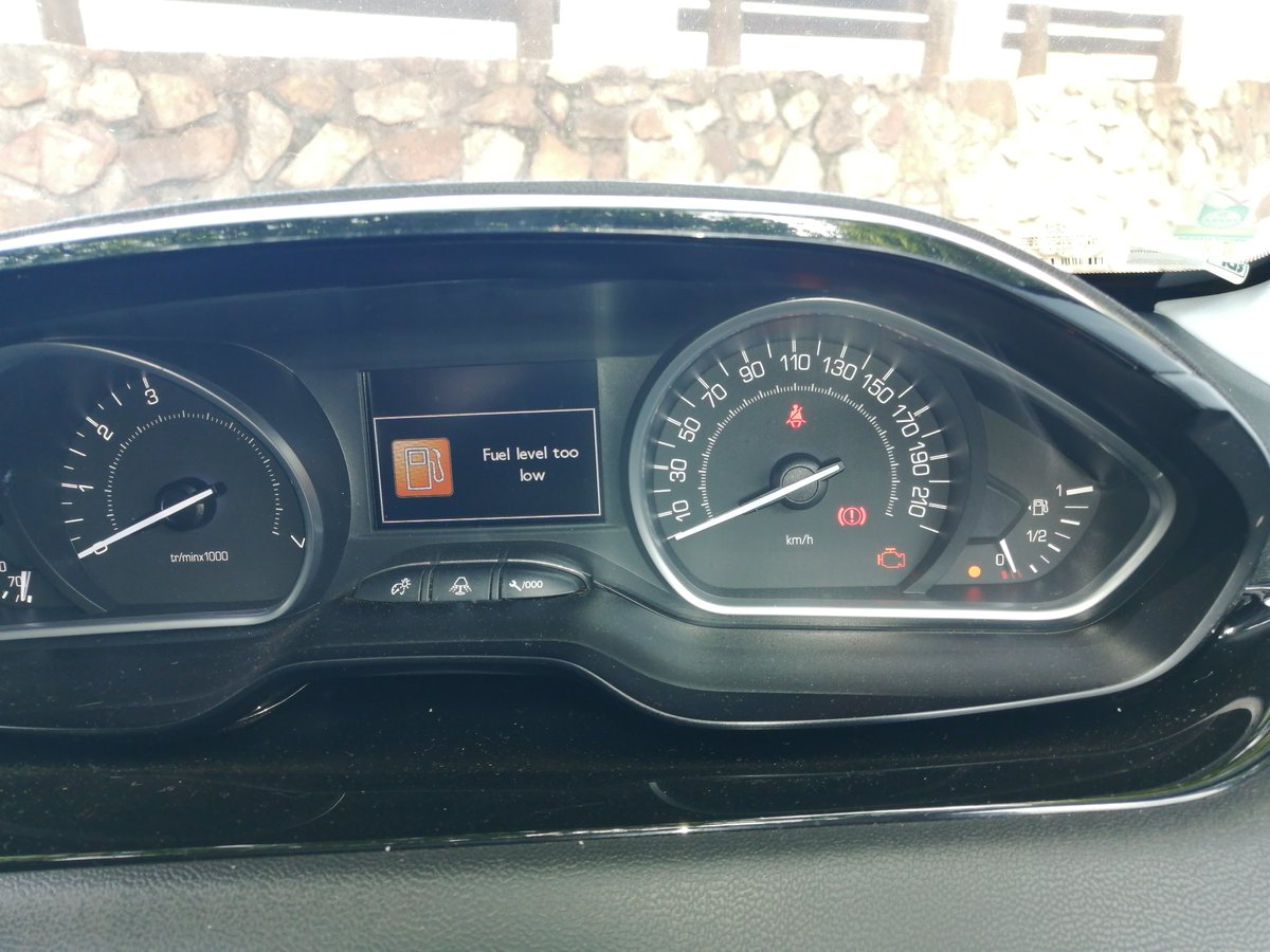 SMalandela_'s tweet image. Yho this Wacky Wednesday would definitely fix my petrol gauge, I think something i  really wrong with it. #WackyWednesdays #2Nice