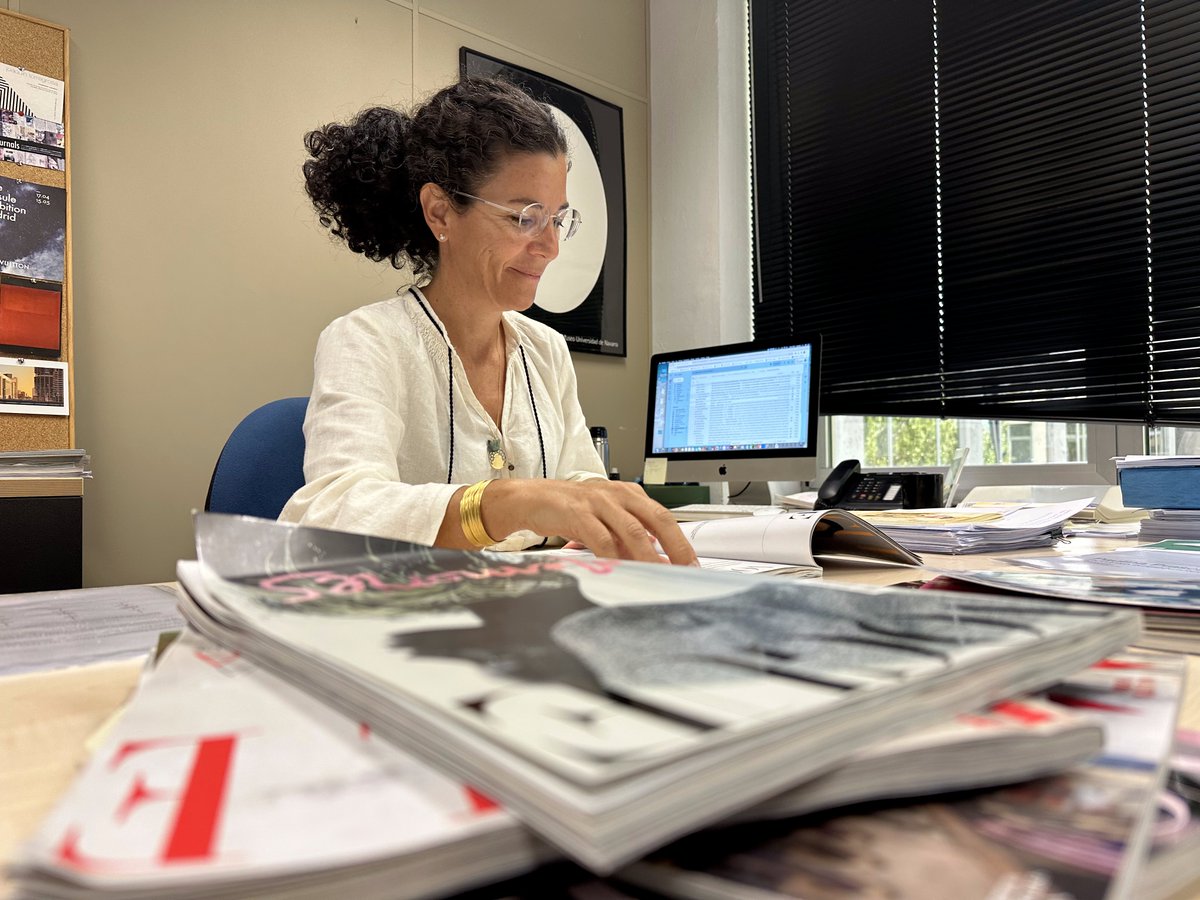 📚💻¿Cómo se adaptan las revistas de moda a los ecosistemas digitales? <a href="/martatorregrosa/">marta torregrosa</a>, profesora de <a href="/fcomunav/">fcomunav</a> en la Mención de Moda y del <a href="/ISEMfbs/">ISEM Fashion Business School</a>, nos cuenta cómo la #VogueWorld, que se celebrará mañana en la <a href="/LondonFashionWk/">London Fashion Week</a>, es una estrategia de adaptación al cambio.

🧵👇