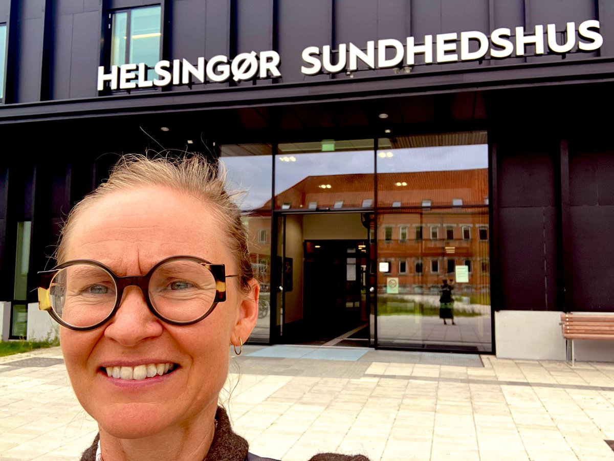 UllaMHansen's tweet photo. Så fik jeg endelig set det flotte nye #helsingør sundhedshus. Tak for invitationen Hanne Vig Flyger og andre gode folk - og for de gode drøftelser om, hvordan man bedst udnytter de tværsektorielle rammer til gavn for pt. og borgere #patientinddragelse #enindgang #detnære https://t.co/2tCdMYfhIv