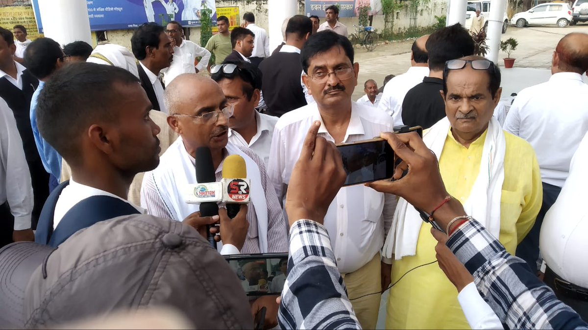 Inc_devendra's tweet image. हापुड़ में अपनी मांगों को लेकर शांतिपूर्ण ठंग से प्रदर्शन कर रहे वकीलों पर पुलिस की बर्बरतापूर्वक लाठी चार्ज के विरोध में बस्ती में हड़ताल कर रहे वकीलों के धरने में जिलाअध्य्क्ष ज्ञानेंद्र पाण्डेय और कांग्रेस साथियो के साथ कांग्रेस पार्टी ओर से समर्थन पत्र सौंपा एवं संबोधित किया