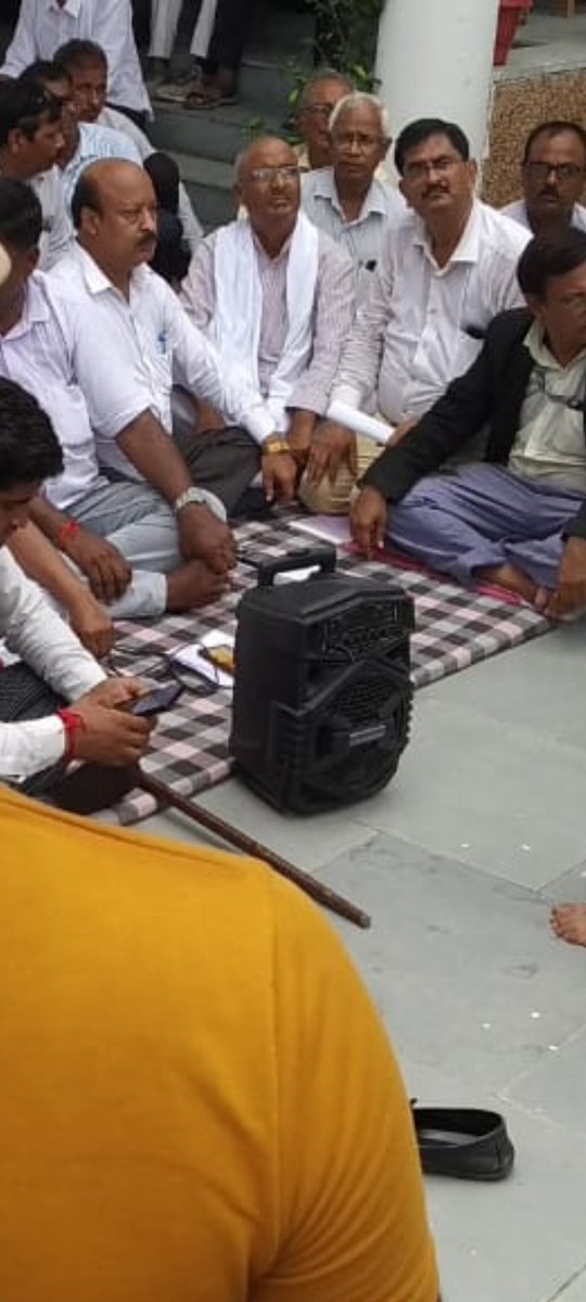 Inc_devendra's tweet image. हापुड़ में अपनी मांगों को लेकर शांतिपूर्ण ठंग से प्रदर्शन कर रहे वकीलों पर पुलिस की बर्बरतापूर्वक लाठी चार्ज के विरोध में बस्ती में हड़ताल कर रहे वकीलों के धरने में जिलाअध्य्क्ष ज्ञानेंद्र पाण्डेय और कांग्रेस साथियो के साथ कांग्रेस पार्टी ओर से समर्थन पत्र सौंपा एवं संबोधित किया