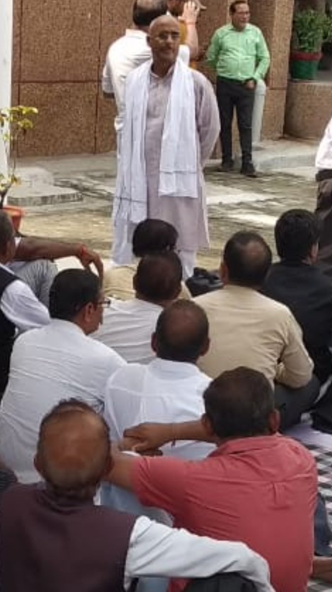 Inc_devendra's tweet image. हापुड़ में अपनी मांगों को लेकर शांतिपूर्ण ठंग से प्रदर्शन कर रहे वकीलों पर पुलिस की बर्बरतापूर्वक लाठी चार्ज के विरोध में बस्ती में हड़ताल कर रहे वकीलों के धरने में जिलाअध्य्क्ष ज्ञानेंद्र पाण्डेय और कांग्रेस साथियो के साथ कांग्रेस पार्टी ओर से समर्थन पत्र सौंपा एवं संबोधित किया