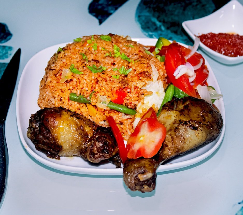 bouf_e's tweet photo. Éveillez vos papilles avec une explosion de saveurs africaines ! Notre délicieux plat de Chakula est en promotion spécialement aujourd'hui. 20 % de réduction sur ce trésor culinaire. 😋

Commandez dès maintenant👇
Lien de commande disponible dans la bio 
#MercrediGourmand #ebouf https://t.co/XV04fxW7ZA