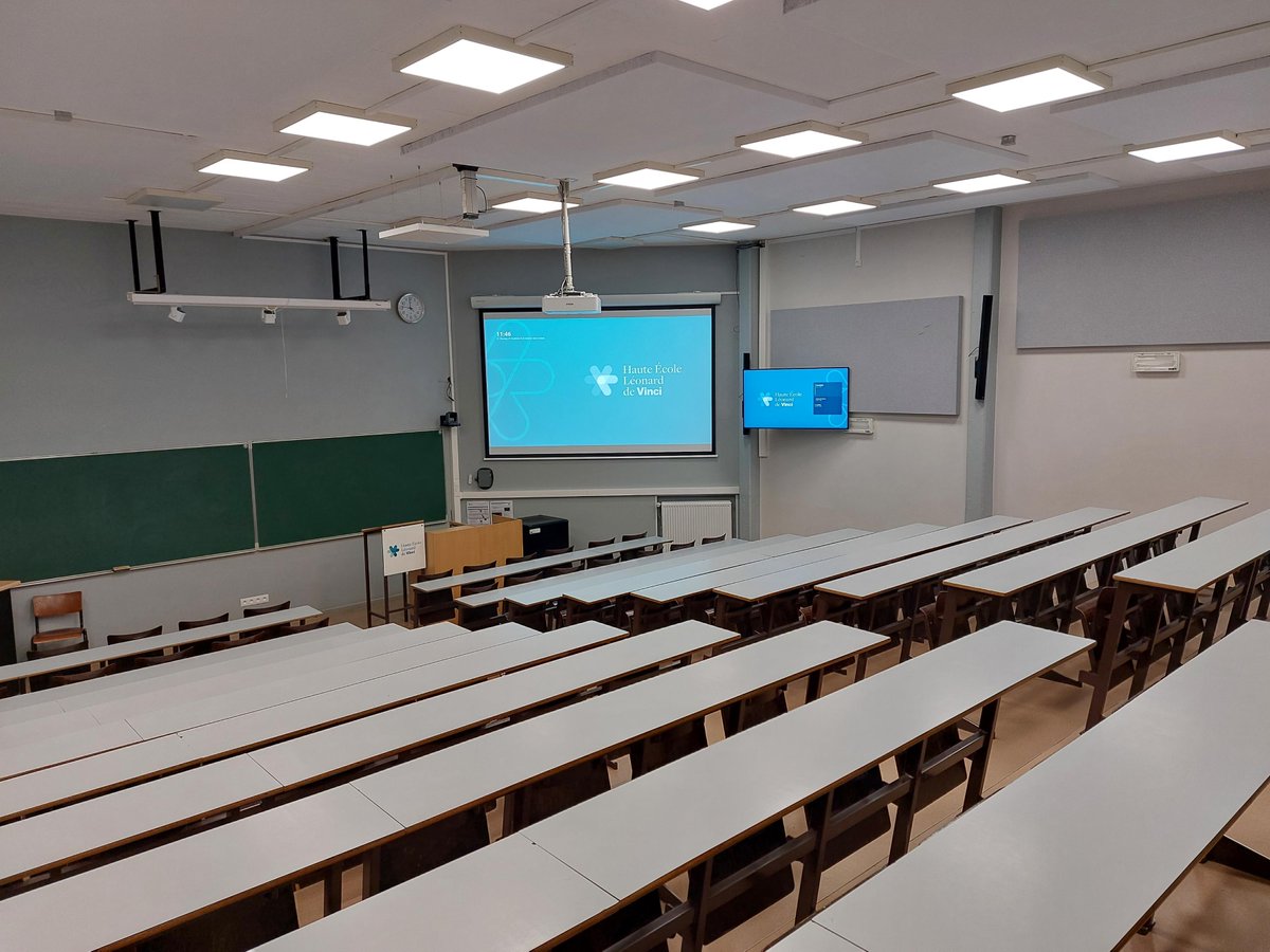 HEVINCI_cdtp's tweet photo. L'équipement multimédia 🎥📺🎤des auditoires @HE_Vinci a été amélioré pour cette rentrée académique ! Objectif : soutenir encore plus efficacement les dispositifs d’enseignement imaginés par nos enseignants :  #comodal #visio #podcast #eLearning #invités, grâce aux fonds 🇪🇺 #RRF https://t.co/9kOAyGmOg2