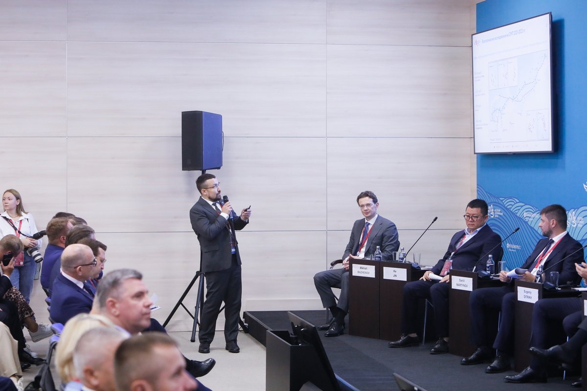 lmsu_mrc's tweet photo. ЦМИ МГУ на мероприятиях ВЭФ-2023, посвящённых устойчивому развитию СМП!

Николай Шабалин выступил с докладом об обеспечении экологической безопасности судоходства в Арктике и подписал с Росатомом соглашение о продолжении сотрудничества в сфере экологического мониторинга на СМП. https://t.co/2mzvxQgPxM