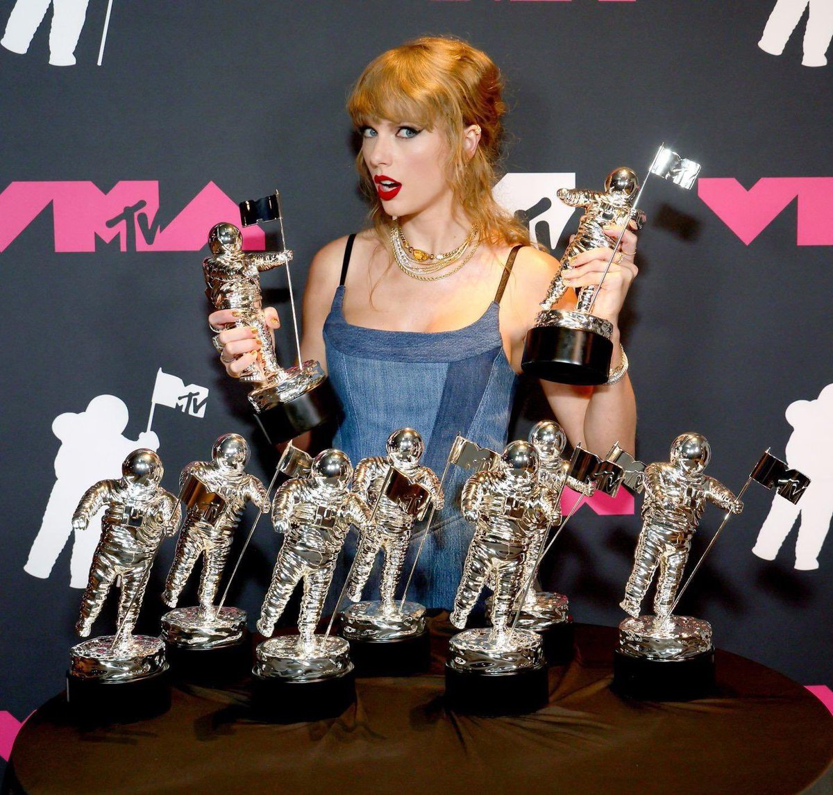 DeezerFR's tweet photo. Taylor en 2020 : "This is probably one of my last opportunities to grasp onto that kind of success, I want to work really hard while society is still tolerating me being successful"

Taylor en 2023 : devient la deuxième artiste la plus récompensée au #VMAs ✨ https://t.co/577JbzYcs8