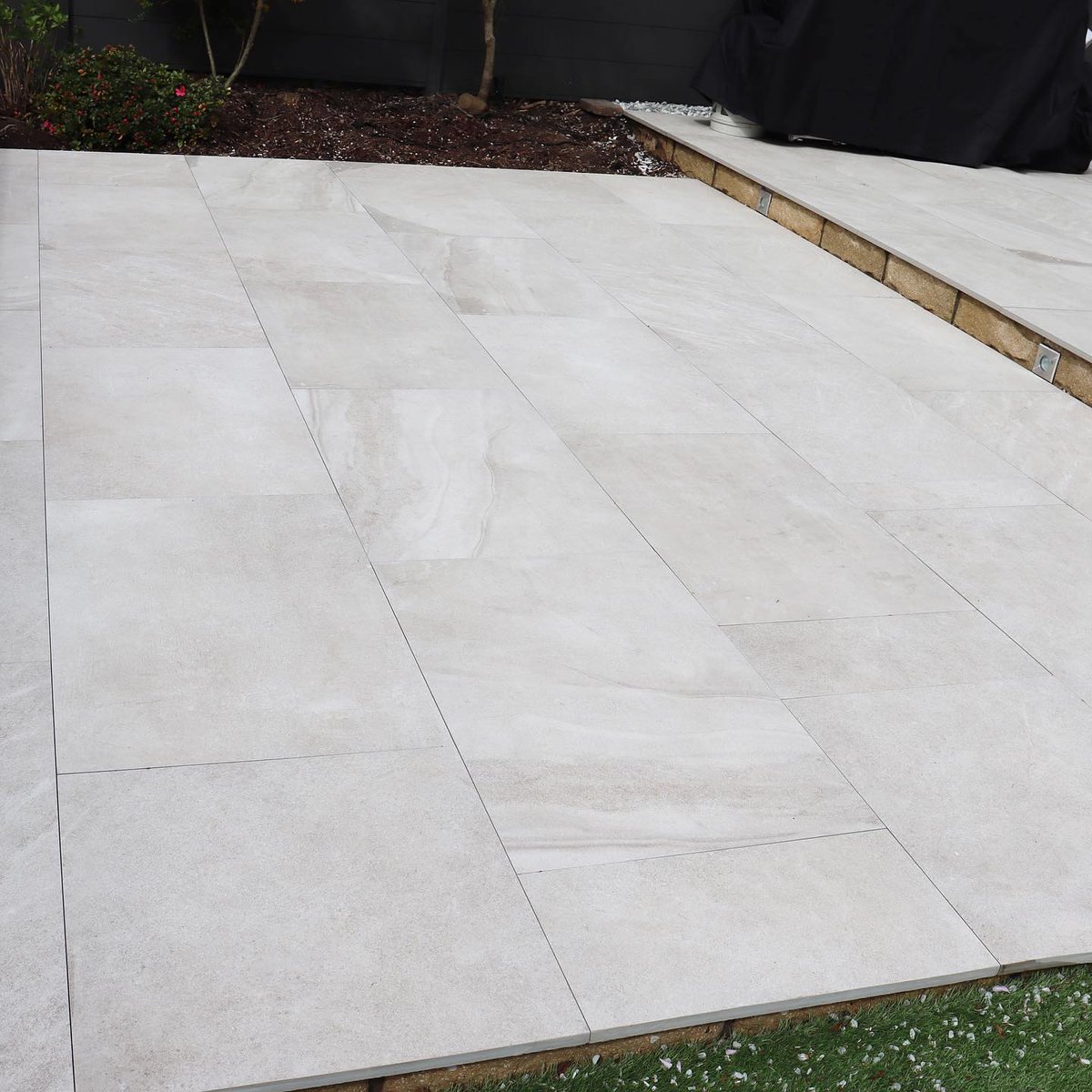 RoyaleStones's tweet photo. Made in Spain our Idemo Beige Outdoor Slabs are perfect choice for a vibrant contemporary look.

If you're interested in achieving a similar look, check out the link below: https://t.co/Dg5JBQFLQA

#porcelainpaving #outdoortiles #royalestones #porcelaintiles #outdoordesign https://t.co/udurHT3iOs