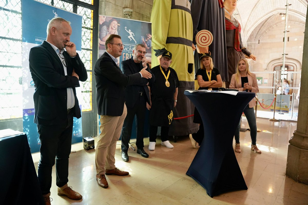 GrandArras's tweet photo. ✅Présentation du Championnat du Monde de la Frite à #Arras qui aura lieu le 7 octobre

🎉Un événement festif, grand public et culinaire, 
👉Un village autour de la frite sera ouvert au public 
🍟 La frite sera à l’honneur après la bière et l’andouillette
#TrioGourmand https://t.co/MoiHHH93M2