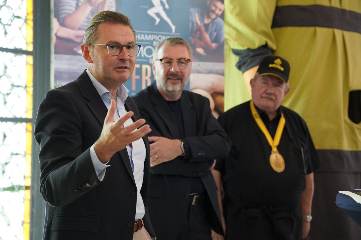 GrandArras's tweet photo. ✅Présentation du Championnat du Monde de la Frite à #Arras qui aura lieu le 7 octobre

🎉Un événement festif, grand public et culinaire, 
👉Un village autour de la frite sera ouvert au public 
🍟 La frite sera à l’honneur après la bière et l’andouillette
#TrioGourmand https://t.co/MoiHHH93M2