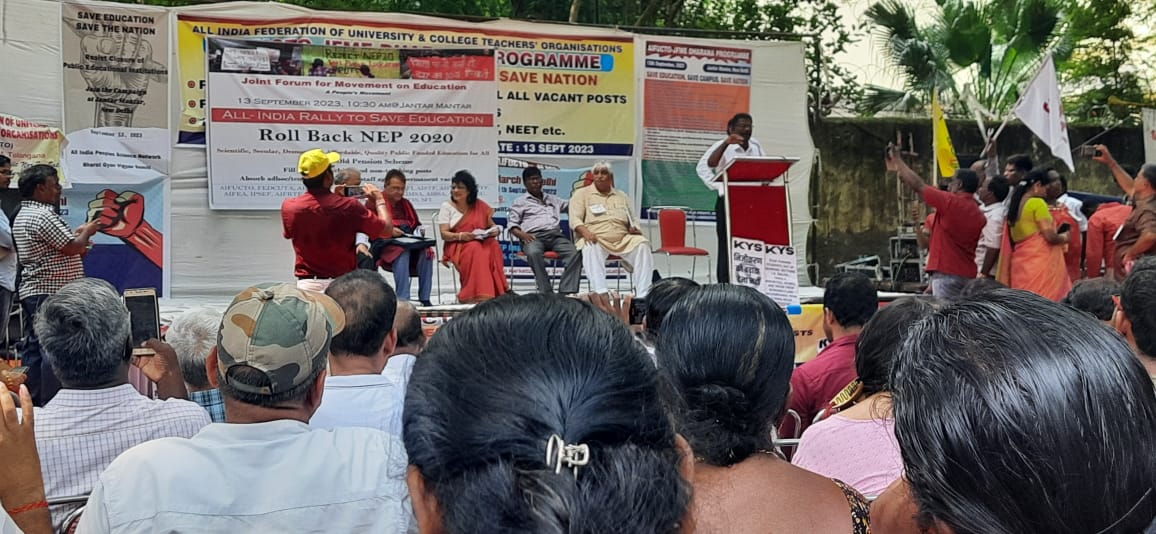 gsaipsn's tweet photo. JFME&amp;AIFUCTO demonstration at Jantar Mantar Delhi to highlight issues in education. From AIPSN and BGVS: Dinesh Abrol, Kamal Menon, Dr. Pramod Gauri, Dr. Kashinath Chatterjee Dr. R Dahiya Dr. Manisha spoke. The need for solidarity and scientific temper was highlighted @JanaVigyan https://t.co/pBK6JYXqoM