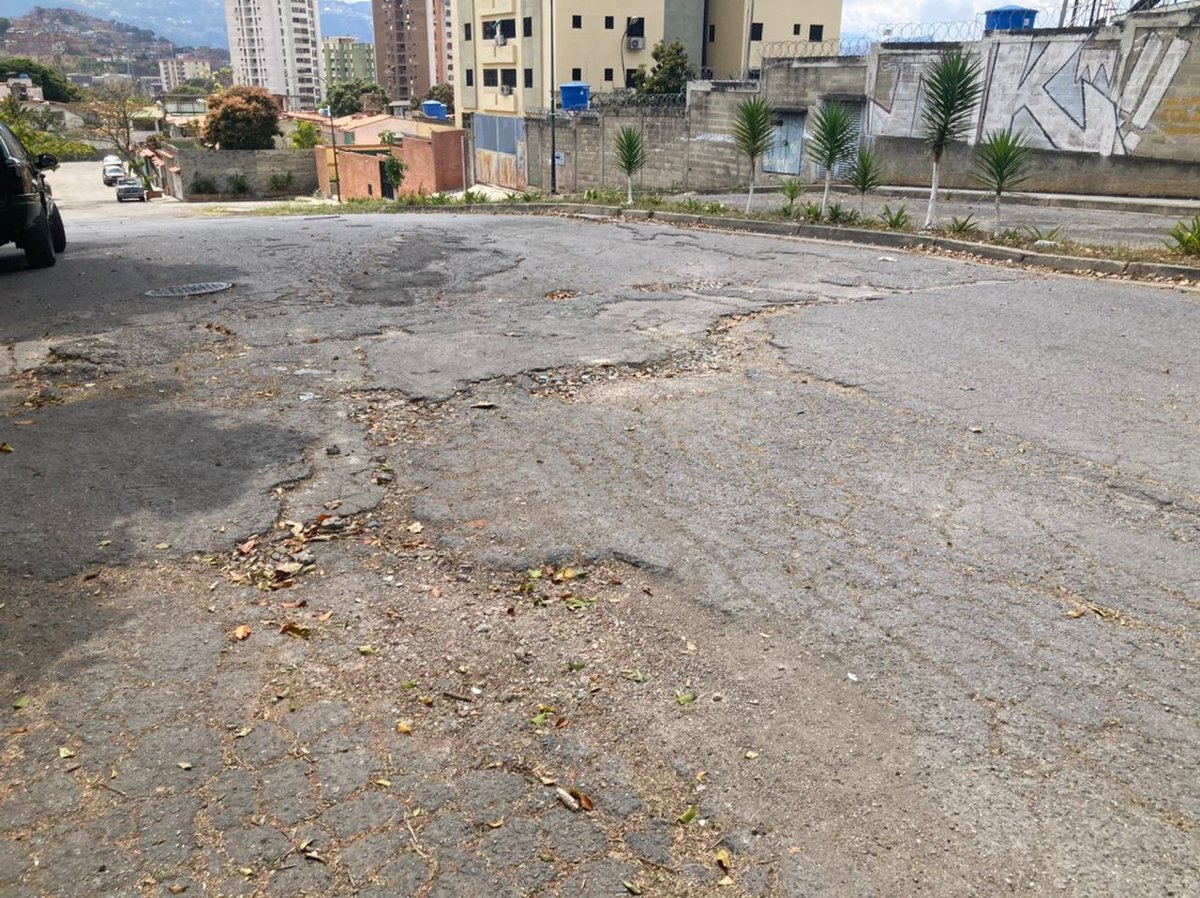 FaroComunitario's tweet photo. #SinAsfalto | Vecinos de la calle 8 de Palo Verde reportan que tienen más de 10 años sin asfaltado de la calle. Han solicitado bacheo a la alcaldía de sucre y sin respuesta. 

@JoseVRangelA @GabrielaEsSucre @imapsas @ObrasSucre @lAlcaldiasucre https://t.co/e3jLl2KFgn