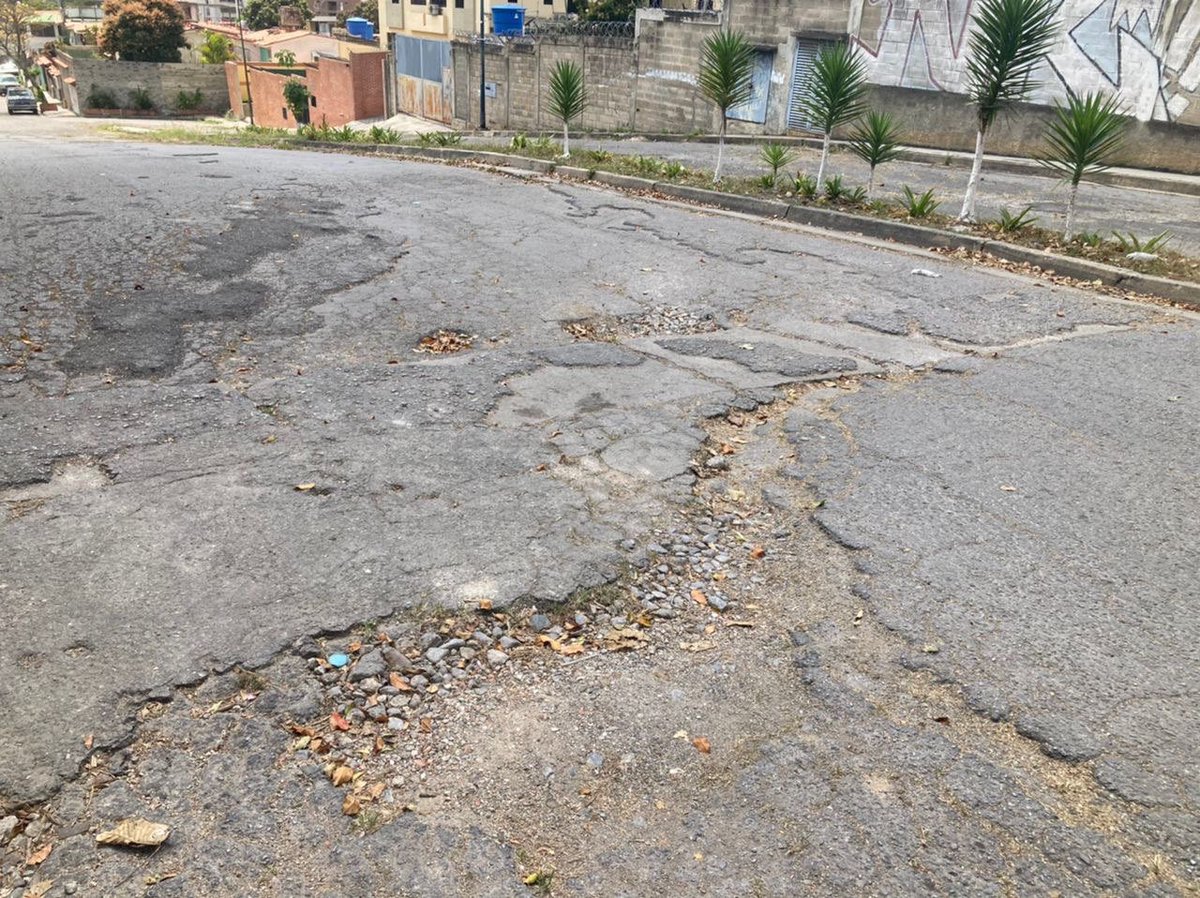 FaroComunitario's tweet photo. #SinAsfalto | Vecinos de la calle 8 de Palo Verde reportan que tienen más de 10 años sin asfaltado de la calle. Han solicitado bacheo a la alcaldía de sucre y sin respuesta. 

@JoseVRangelA @GabrielaEsSucre @imapsas @ObrasSucre @lAlcaldiasucre https://t.co/e3jLl2KFgn