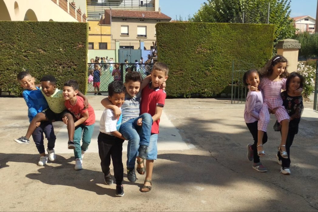 sagratcorvic's tweet photo. A 1r de primària treballem la cooperació fent jocs i compartint estona de lleure! #sagratcorvic #scvep #primaria #escola #vic 🪅🧩🪩 https://t.co/ApO06BQmtZ