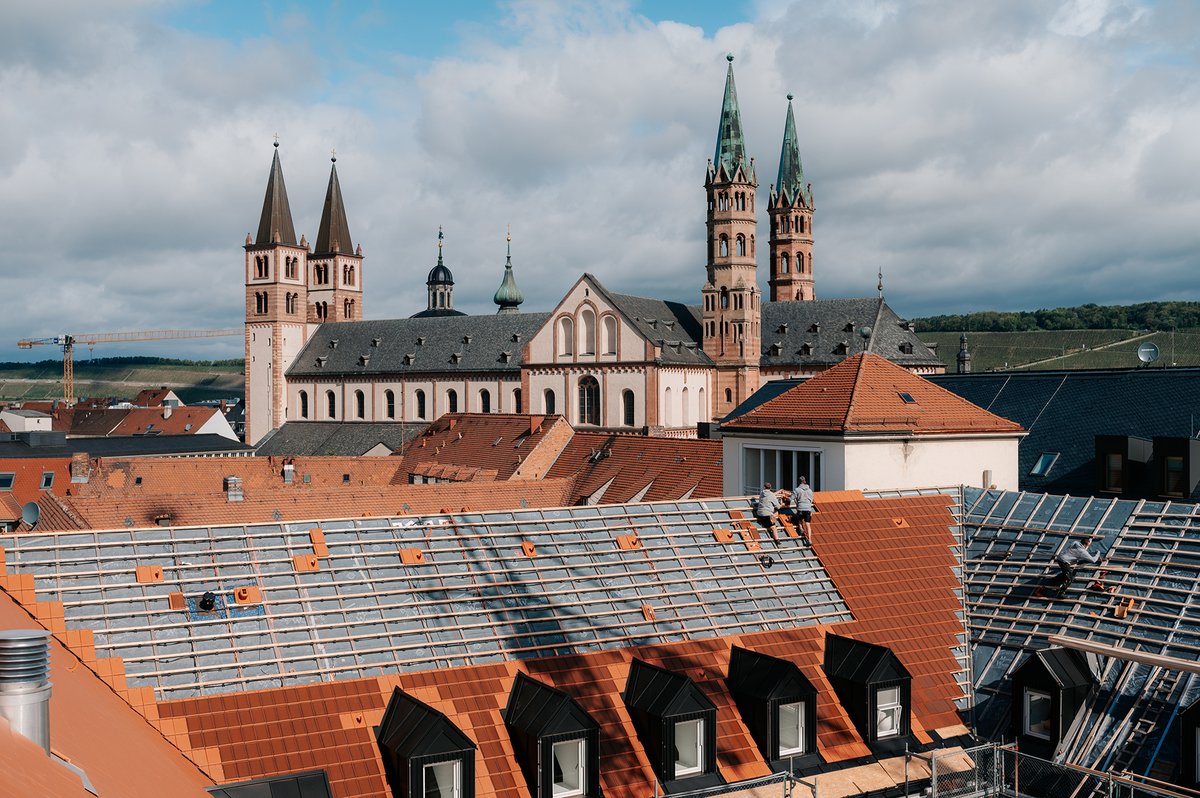 StMWK_Bayern's tweet photo. #Strom⚡vom #Denkmaldach: Der Frauenorden „Kongregation der Schwestern des Erlösers“ hat mit 20.000 Solarziegeln und der Unterstützung des @denkmaeler_by und der #StadtWürzburg ihr Mutterhaus in der Würzburger Altstadt fit für die Zukunft gemacht. 
#Würzburg #ErneuerbareEnergie https://t.co/FIKjRv1MfX