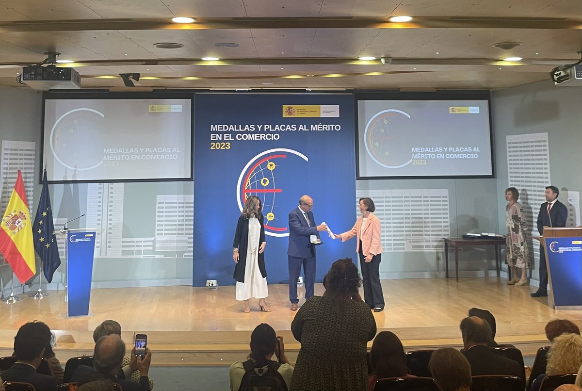 carmen_diazmora's tweet photo. Enhorabuena a nuestro querido y admirado colega, el Prof. Rafael Myro @rmysan, catedrático de Economía Aplicada, por haber sido galardonado por @SE_Comercio del @mincoturgob con la medalla al mérito en #comercio_exterior 2023. https://t.co/ObrTAFJ6G1