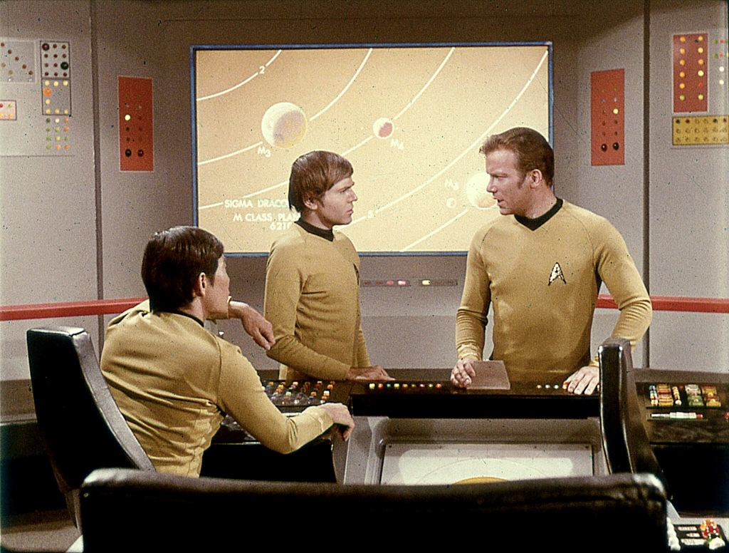 - Alors Chekov, y a quoi à la télé ce soir ?
- On regarde un passionnant documentaire sur le système solaire, Capitaine…
- Oh ben non quoi ! Vous en avez pas marre des planètes et de l'espace vous ? Changez de chaîne Sulu, y'a L'Homme du Picardie sur la 3 !