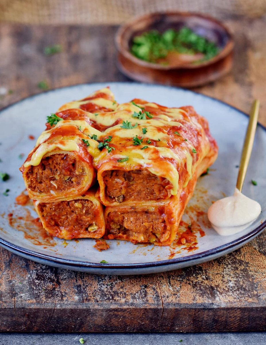 Vegan Enchiladas with lentils! 😍 My partner and I love these so much, so we make them often. They are dairy-free, gluten-free, and so delicious. 😃
📌 Recipe: elavegan.com/vegan-enchilad…
#Elavegan
#veganrecipe
#glutenfree
#veganenchiladas