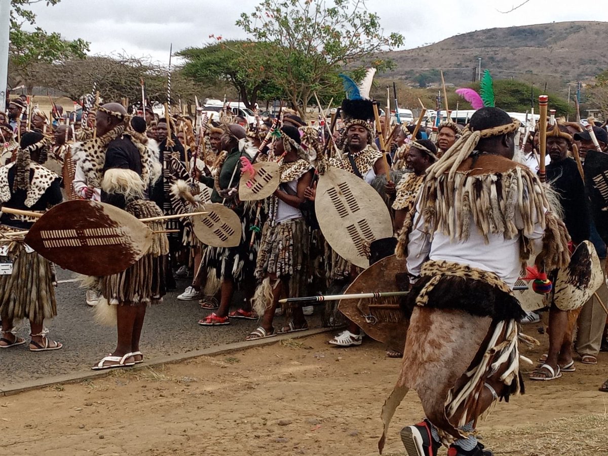 Minoshni's tweet photo. Hundreds of amabutho praise #MangosuthuButhelezi prior to their grand entry at the memorial service in Ulundi #sabcnews @NjabuloMntungwa https://t.co/gP2cxDYXSy