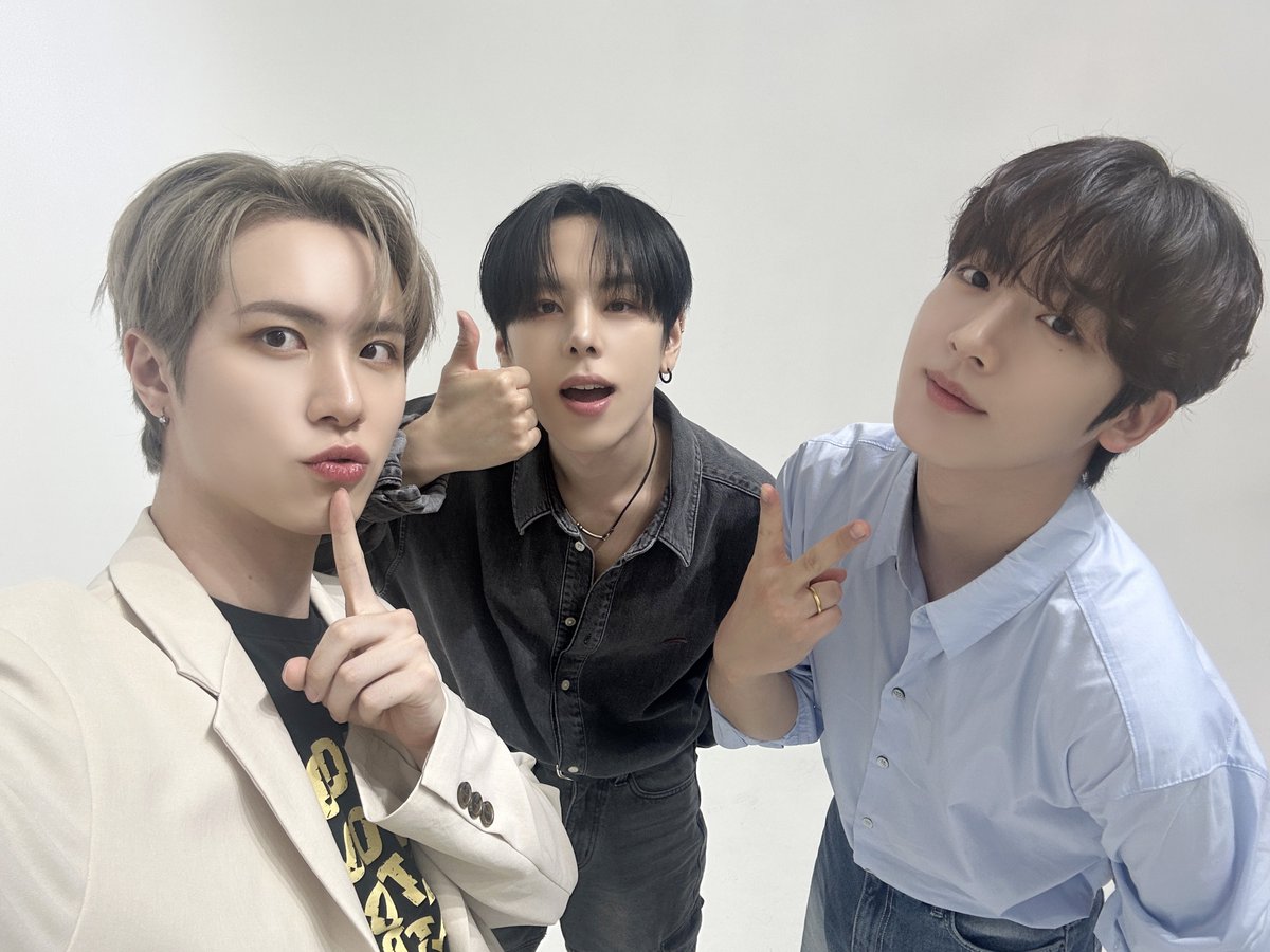 WEi__Official's tweet photo. 잔뜩 긴장한 연습생들을 바라보는 눈에 대견한 마음이 가득 담겨져 있는 게스트 플레이어 위아이😍
짱아이의 숨겨져 있던 선배미를 볼 수 있어 행복한 시간이었습니다😎♥️

#위아이 #WEi 
#장대현 #김동한 #김요한 
#JANGDAEHYEON #KIMDONGHAN #KIMYOHAN https://t.co/vMIQG0zLbq