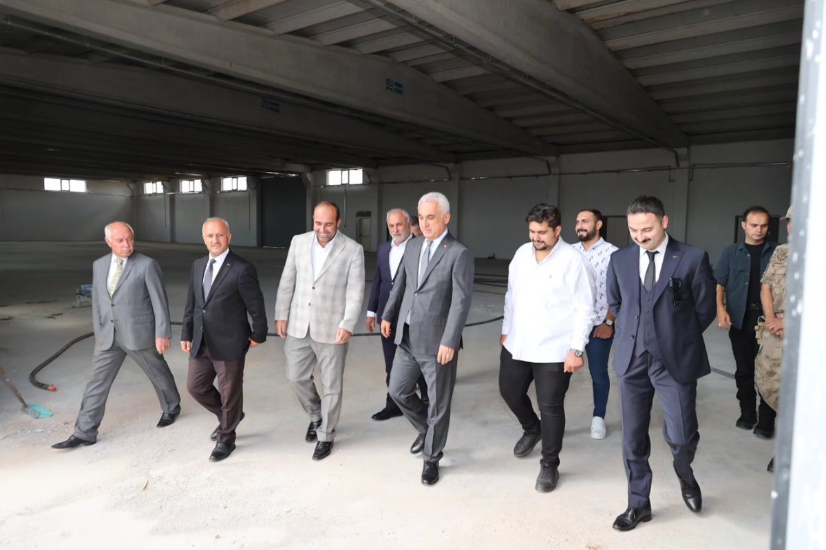 Valimiz Sayın <a href="/Valiavnicakir/">Avni Çakır</a>, Organize Sanayi Bölgesinde faaliyet gösteren Muş Plastik ve Muş Plastiğe bağlı Metal İşleme Fabrikasını gezdi. 

Çalışanlara kolaylıklar dileyen Sayın Valimiz, Muş Plastik işletme sahibi Masum Özdemir'den işletmenin faaliyetleri hakkında bilgi aldı.