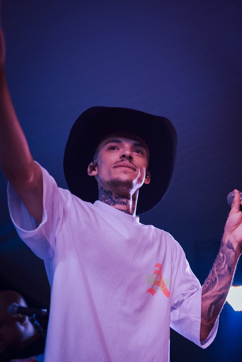 edboficial's tweet photo. Ela: não gosto de pagodeiro, só de cowboy 
Eu: https://t.co/NiIoYzTyLi