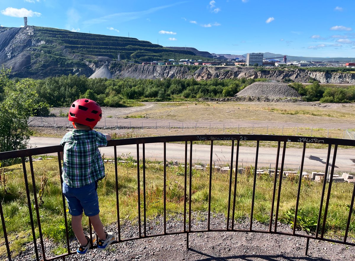 Jaha, kan Kiruna rasa ner i gruvan? 
Kort svar: Nej. Det bryts inte malm under staden och det finns inga hålrum som gamla centrum kan rasa ner i.
Långt svar: Tråd nedan.