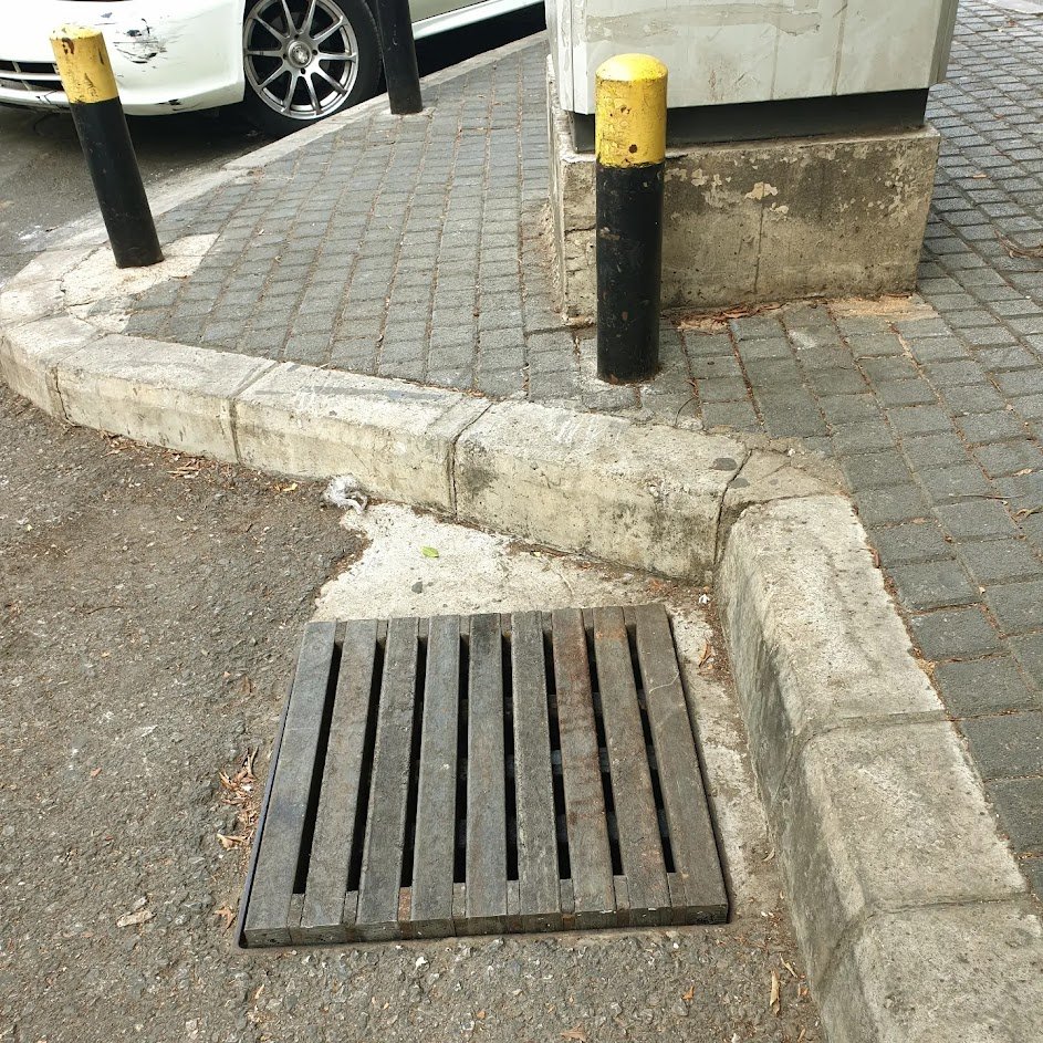 Ziad_AC's tweet photo. The manhole cover on main #Badaro street has been replaced using extruded #plastic beams made from 100% single use #recycled #plastics #zerowaste #zerowasteliving #socent #csr #beirut #lebanon https://t.co/ipJjwaeDbA