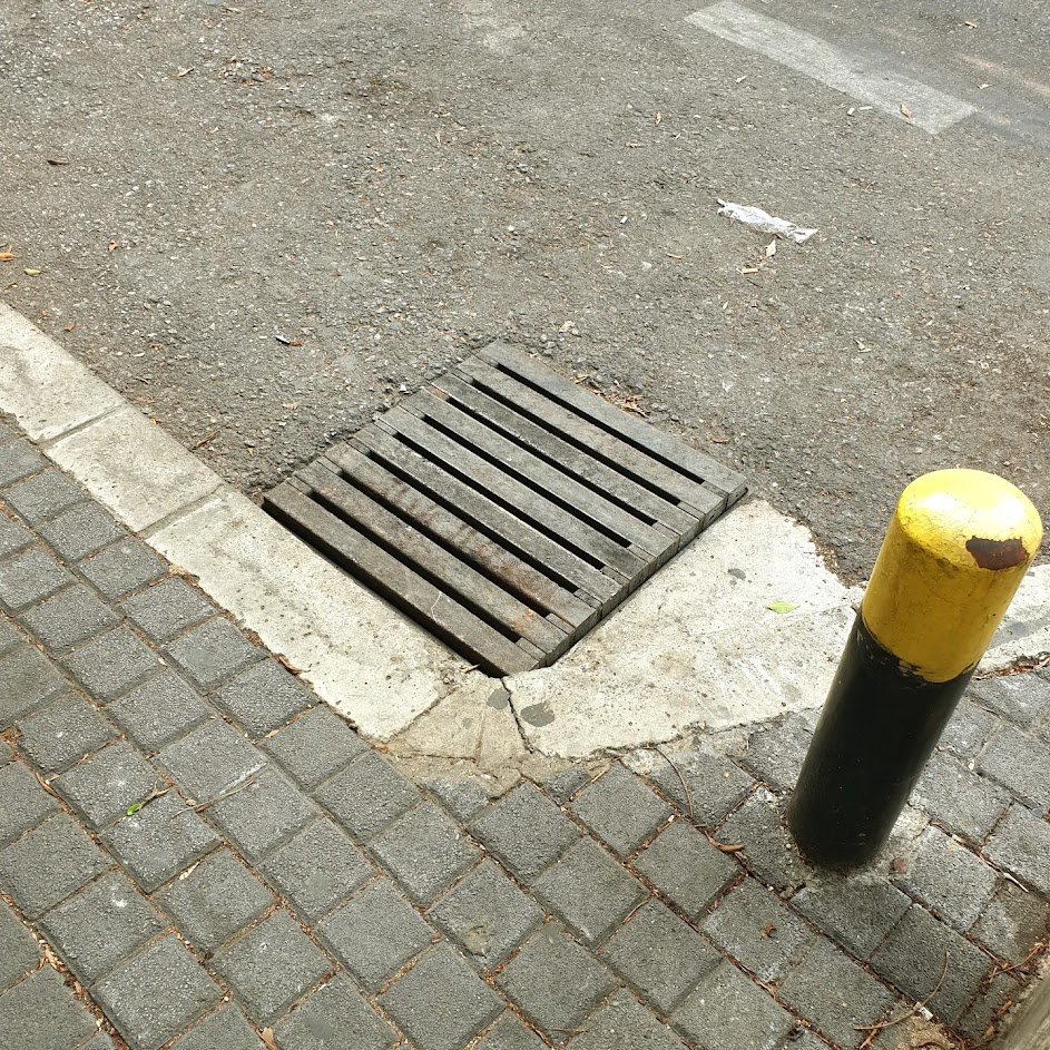 Ziad_AC's tweet photo. The manhole cover on main #Badaro street has been replaced using extruded #plastic beams made from 100% single use #recycled #plastics #zerowaste #zerowasteliving #socent #csr #beirut #lebanon https://t.co/ipJjwaeDbA