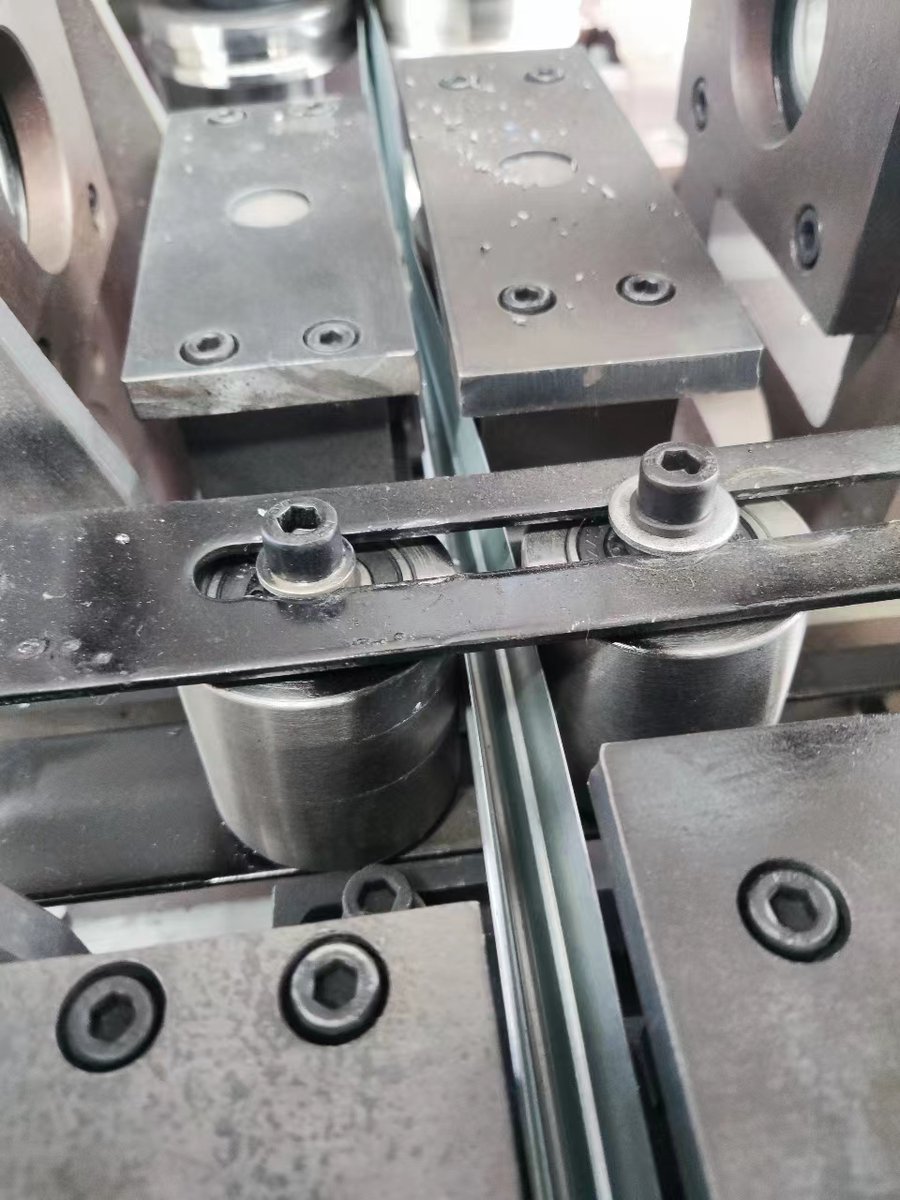 MachineryRetic's tweet image. Does anyone know what product we are making?😂

#rollformingmachine #rfm #rollforming #rollformingline