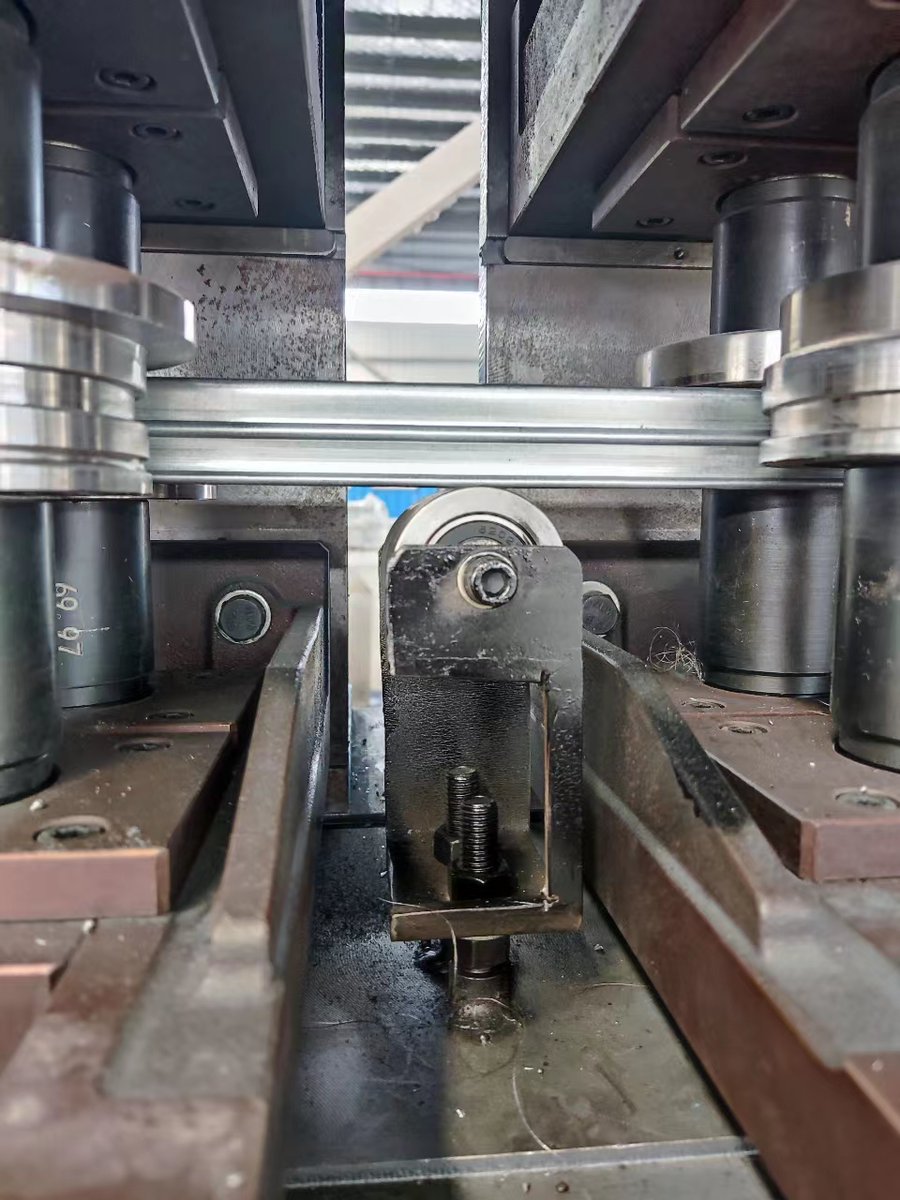 MachineryRetic's tweet image. Does anyone know what product we are making?😂

#rollformingmachine #rfm #rollforming #rollformingline