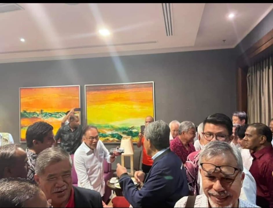 The_Endie's tweet photo. In private setting, politicians are always nice towards each other. Tetapi dalam socmed penyokong parti masing masing bergaduh tahap jahilliyah. That’s why caitro parti masing masing jangan terlampau maki hamun antara satu sama lain. Nanti kena berkawan juga satu masa kelak. https://t.co/zXLxEWfiEd