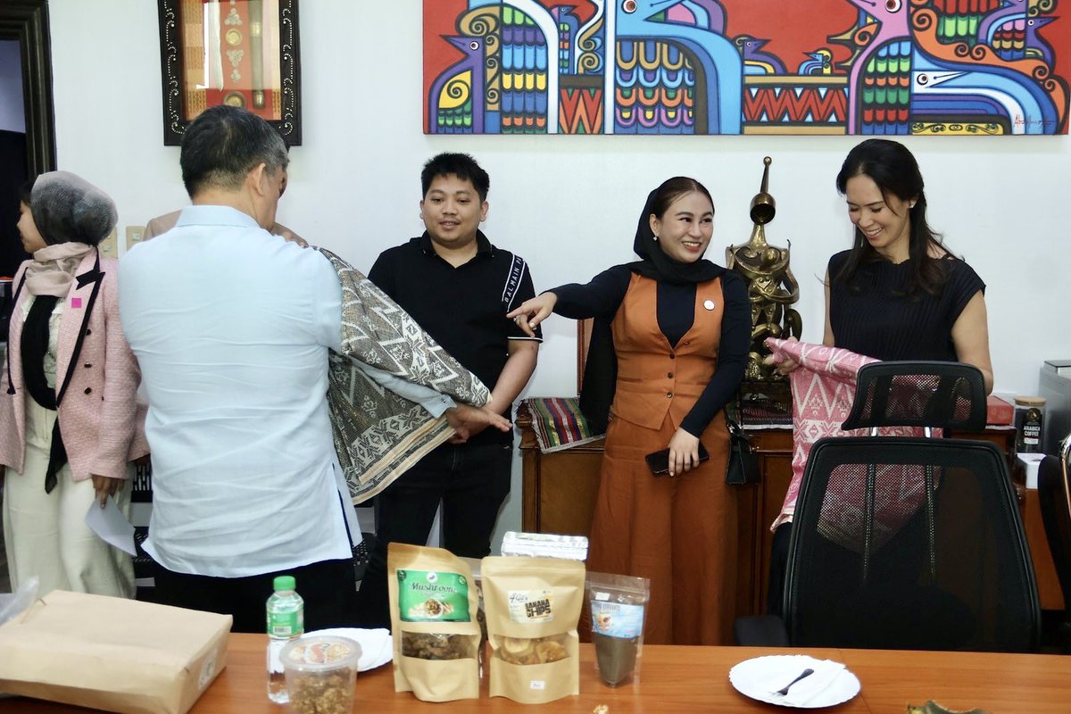 senkokopimentel's tweet photo. Thank you, Maguindanao del Norte BM Datu Mashur Biruar, Councilor Bai Thalia Sinsuat of Odin Sinsuat, Vice Mayor Datu Shameen Mastura of the Municipality of Sultan Kudarat, and Congresswoman Bai Dimple Mastura of the Lone District of Maguindanao del Norte with Cotabato City, for the visit and for bringing me Maguindanao's traditional handwoven cloth, the “inaul”. It is a truly beautiful and intricately designed piece of art.