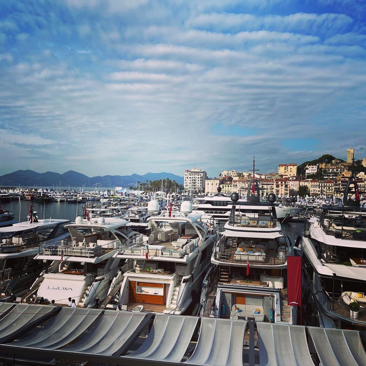 LIZmer_cf's tweet photo. Jour 2 sur le @YachtingCannes. Quelques images du Vieux Port qui est consacré aux acteurs de l’industrie nautique à moteur avec plus de 600 unités prestigieuses.

Notre équipe est présente stand QSP 131 sur le Vieux Port jusqu’à dimanche (et sur le Port Canto stand SAIL 110). https://t.co/95oRsLcVoh