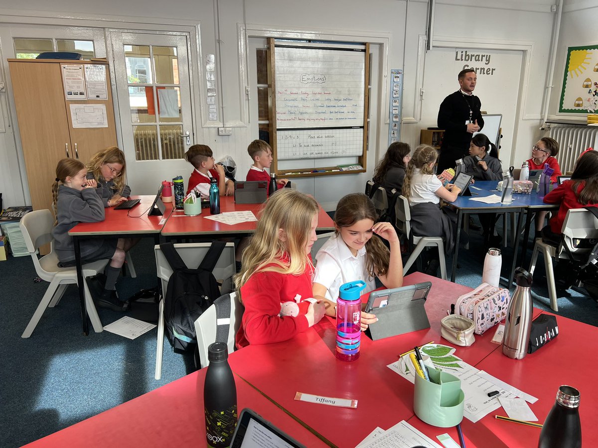 AuchinlochPrim1's tweet photo. P6/7 using their #digitalliteracy skills to write and reply to tweets linked to their class novel. @NLDigitalSchool @DigiLearnScot #tweetgen https://t.co/3dhZHoObrC
