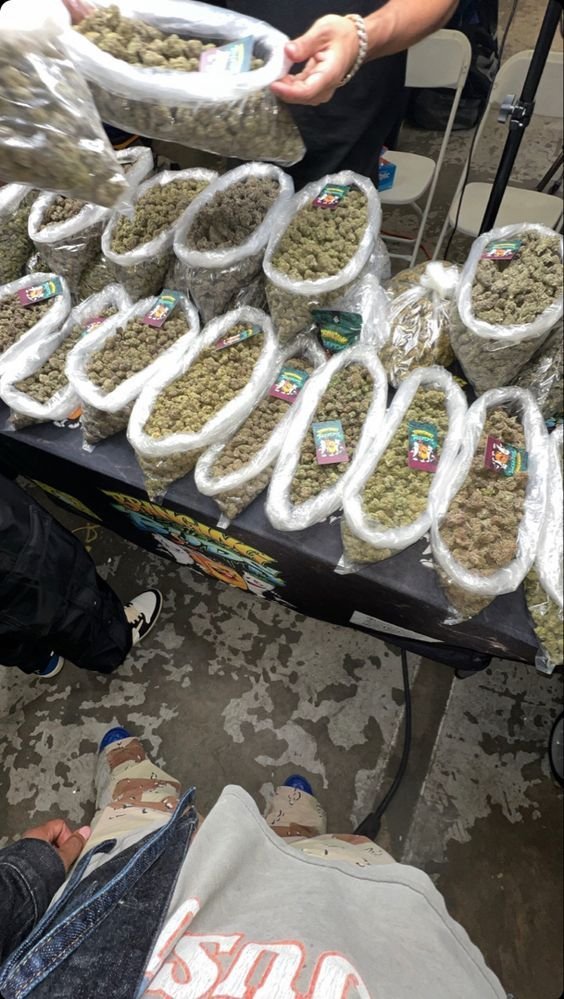 SPACECANNABIS's tweet photo. Só queria um pacote desse https://t.co/8UtPWCIv9e