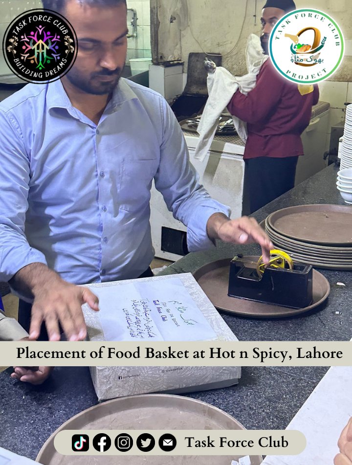 taskforceclub's tweet photo. Food Basket has been placed outside of Hot n Spicy, opposite UCP, Lahore by Team Hijab ✨
Kudos to their compassionate efforts! 👏🥰
.
.
#food #freefood #humanity #servinghunger #Lahore #Pakistan #TFC #taskforceclub #taskforceclub_بھوک_مٹاؤ https://t.co/ow7GWZSgX6