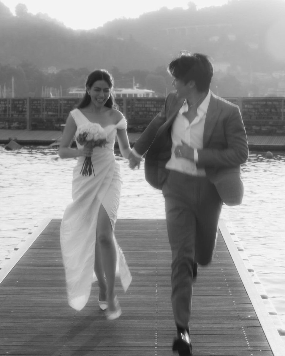 mfach1922's tweet photo. เรือลำนี้แล่นถึงฝั่งแล้วนะทุกคน ความจริงถึงฝั่งนานแล้วแหละ แต่เราแค่รอส่งเค้าถึงหอคอย เรือลำนี้คนพายไม่เหนื่อยเลย เพราะเรือเราแรงมากกกกก แรงแบบเหาะได้  ตลอด 10 ปี ผ่านร้อนผ่านหนาวมาก็เยอะ แต่เรือเราไม่เคยล่มเลยนะ มีแต่แข็งแรงและมั่นคงขึ้นมากขึ้นทุกวัน ดีใจที่สุดในโลกเลย #หมากคิม https://t.co/Xmz76D11p3