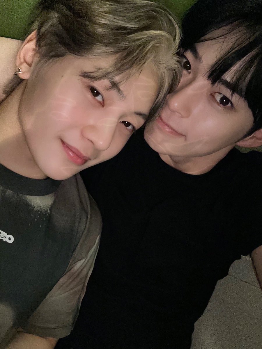 Denkmi2P's tweet photo. 그....
 제가 없는 사이에 공개연애 시작한거예요? https://t.co/Mhhah1YvwQ