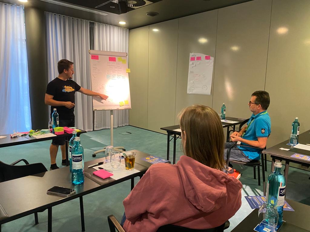 SoftwArchSummit's tweet image. 😎3 Speaker | 3 Sessions:
▪️ Bei @hschwentner entdeckst du die Zutaten des Architektur-Hamburgers
▪️ @Heimeshoff geht auf Domain Models unfixed ein
▪️ Entdecke die Kunst der Modularisierung bei @ewolff