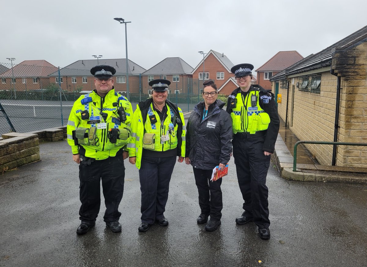 WYP_KirkRural's tweet photo. Rural NPT Officers with the Safer Kirklees Officer attended a Street Meeting  on 12th Sept in Kirkburton. Officers had the opportunity to discuss local issues brought by the residents and provided an updated on what action and work has been taken and plans going forward. https://t.co/2MgXHBT0uz