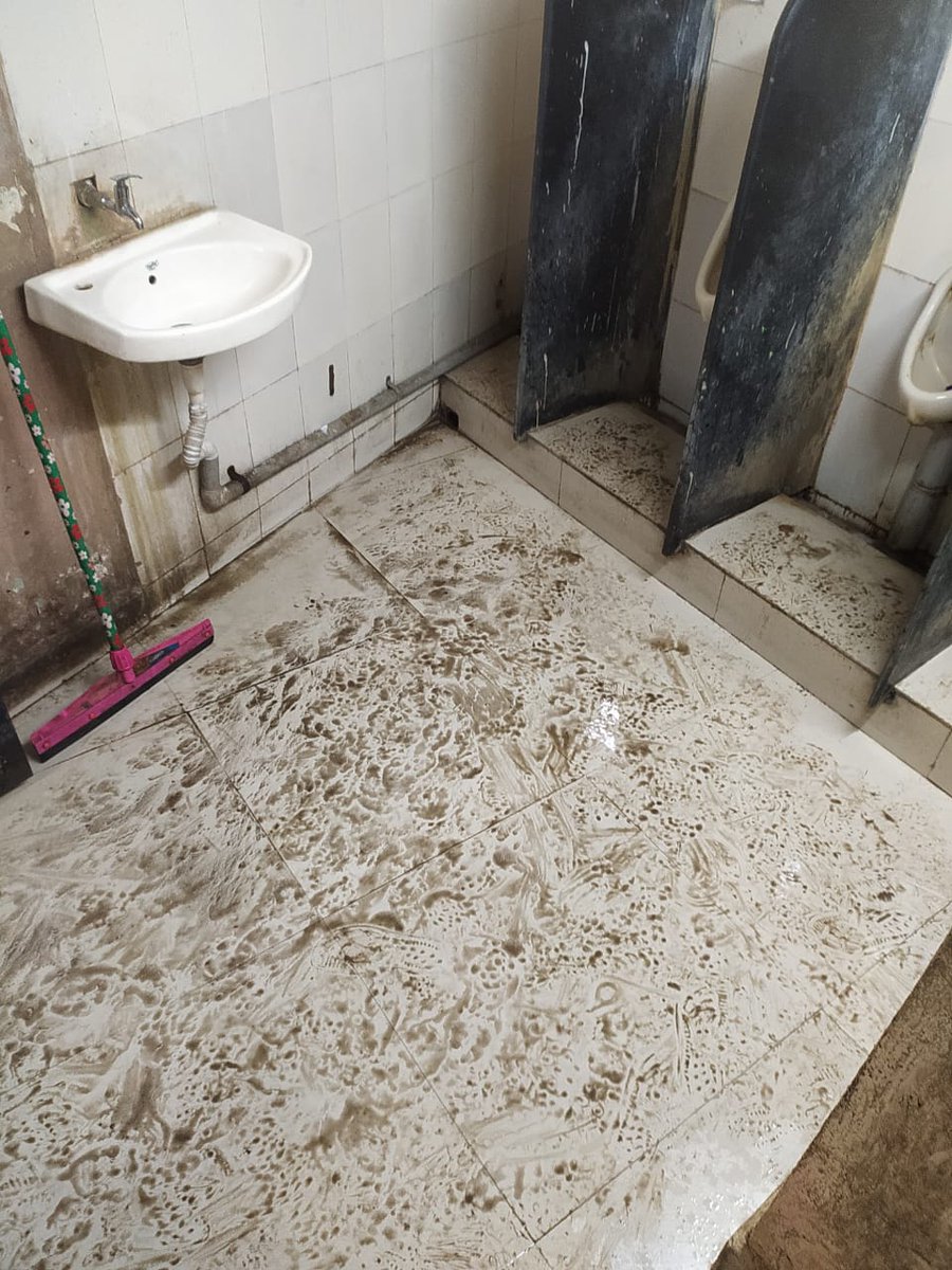 abhayharesh's tweet photo. #ChildHelth 
Very poor condition of toilet for children and teachers in Anand Ashram English School School Palghar Palghar District Maharashtra. Also many children are constantly sick due to mosquito bites
@dpradhanbjp  @mieknathshinde @Dev_Fadnavis @dvkesarkar @ShivramJanathe https://t.co/JQgPaJww4Y