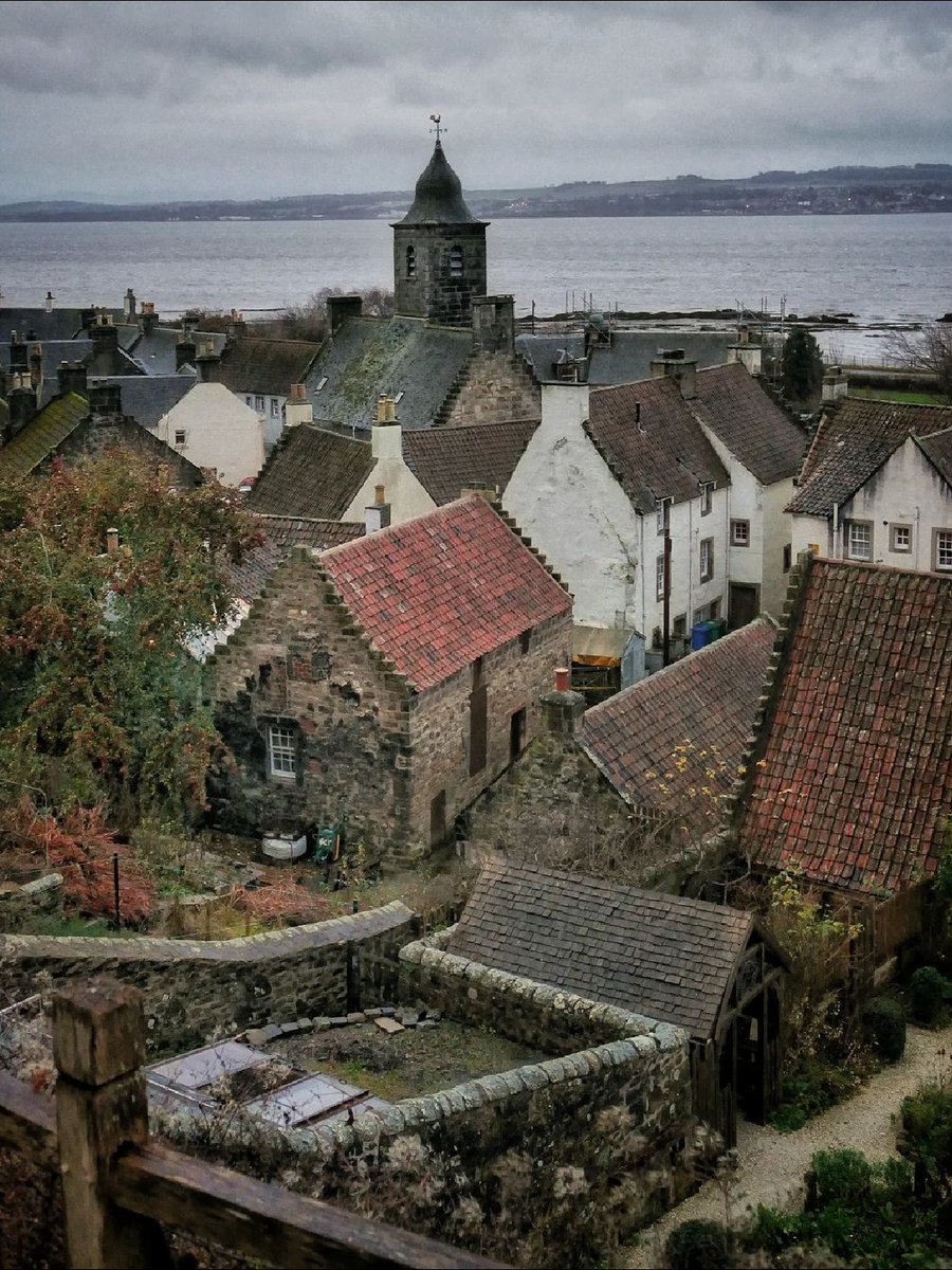 Culross is the most complete example of a 17th and 18th-century burgh in Scotland. It’s little wonder that it's acknowledged as one of the most picturesque villages in the country – or that it’s so often used as a film and television location. 📸 Nicole #ForTheLoveOfScotland