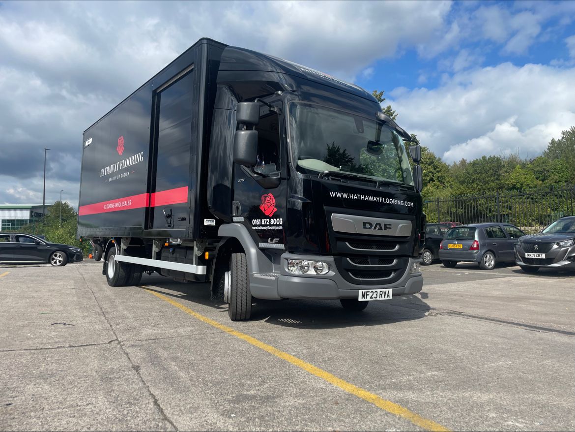 MotusDAF's tweet photo. Check out this DAF LF from Motus Commercials Manchester for Hathaway Flooring! 🤩
Doesn't it look great?!
#DAFLF #DAFTrucks #HathawayFlooring #Manchester #Handover #MotusDAF #MotusCommercials https://t.co/aSFwMfESHG
