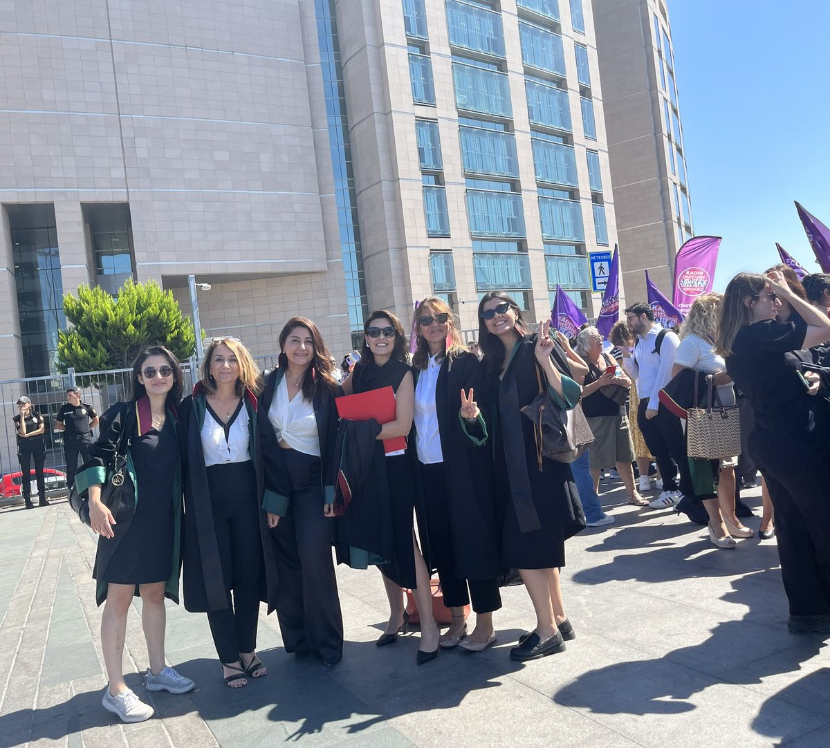 Hep söyledik söylemeye de devam edeceğiz: Sizler bizi durduramayacaksınız ancak biz kadın cinayetlerini durduracağız. <a href="/Ipek_Bozkurt/">Ipek Bozkurt</a> <a href="/avtubatorunn/">Tuba Torun</a> <a href="/avleylasuren/">Rukiye Leyla Süren</a> #KadınlarDurmayacak