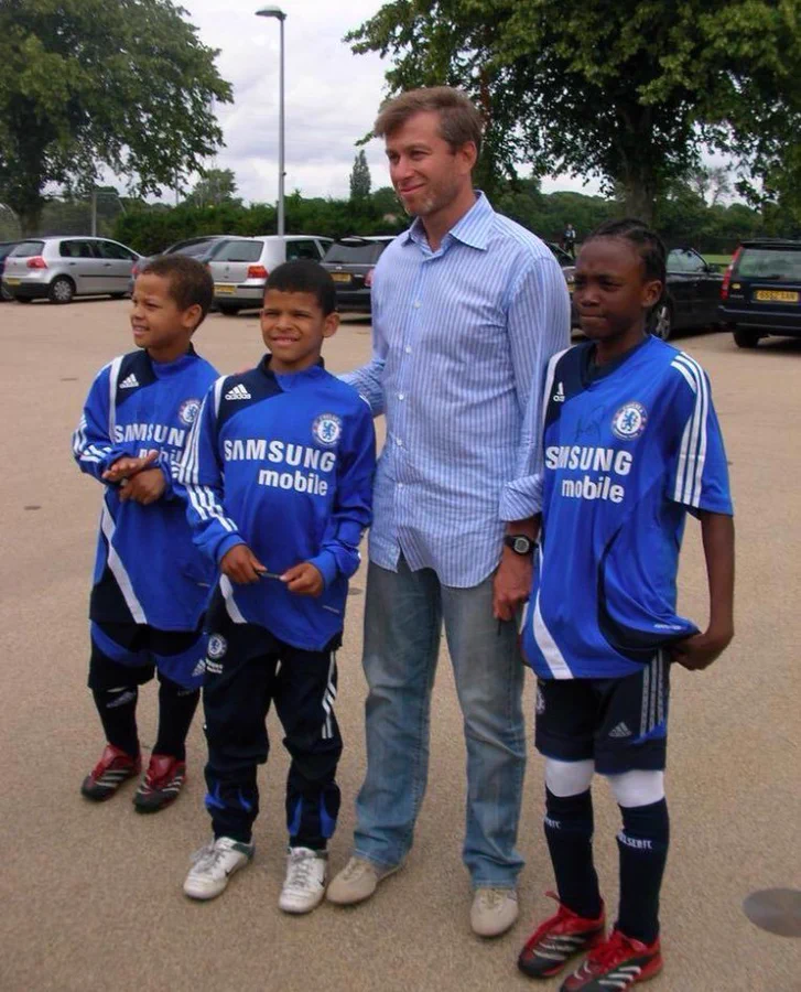 Can you name the youngsters with Roman Abramovich in this picture? 🤔