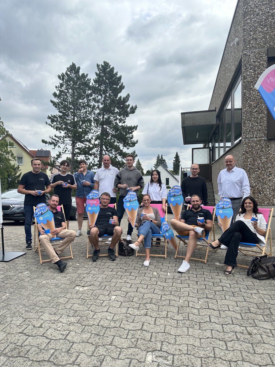 UnifyMitel's tweet photo. Satt heißt nicht, dass kein Eis mehr reinpasst! 🍧
Heute haben wir an Station #13 unserer #UnifyIceCreamTour unseren #UnifyPartner Sumja besucht. Auch heute hatten wir wieder leckere Eiscreme für die glücklichen Gewinner im Gepäck 🚐💨 https://t.co/e0ExQDmnA1