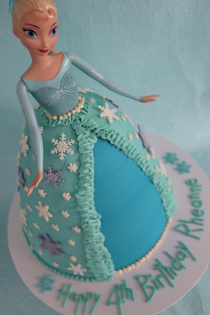 Rheanne saw the Elsa Princess #cake on my homepage and just had to have one for her birthday. 5 layers, #organic #glutenfree vanilla sponge. Delighted to hear the cake was a big hit with the birthday girl - and her mummy! #freefrom #bespokecake #coeliacfriendly #allergyfriendly